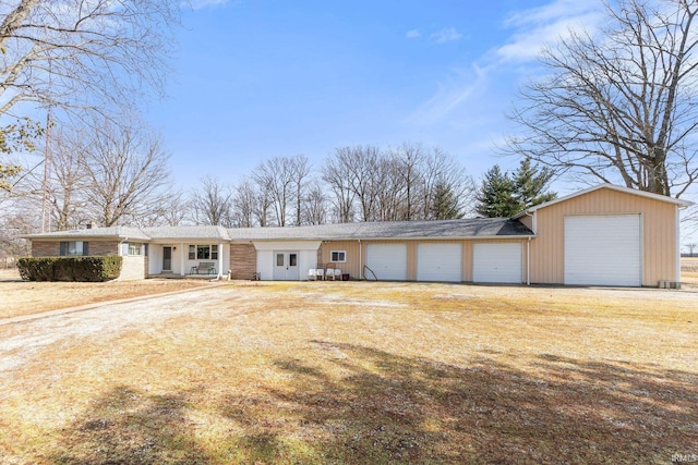 ranch-style house featuring driveway