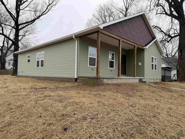 view of front facade with a porch and crawl space