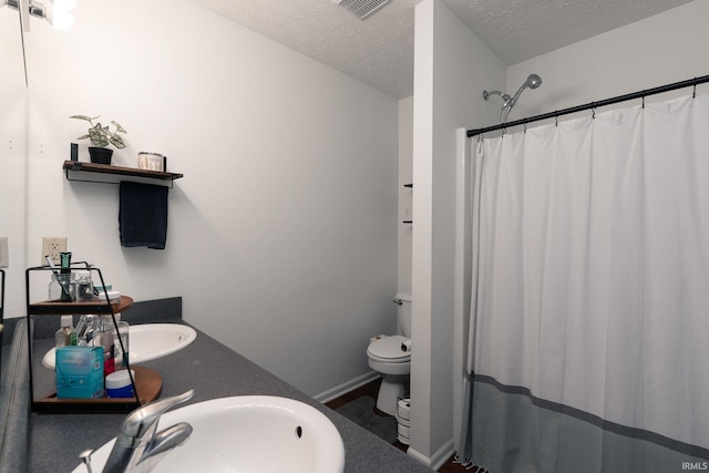 full bath featuring a textured ceiling, toilet, a shower with shower curtain, visible vents, and baseboards