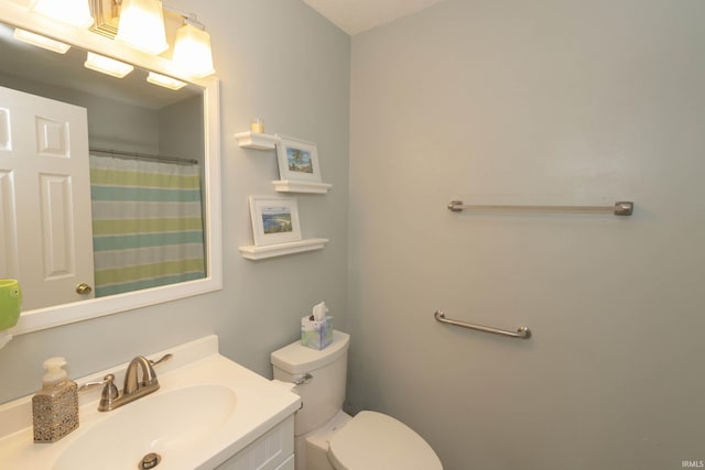 full bath with toilet, vanity, and a shower with curtain