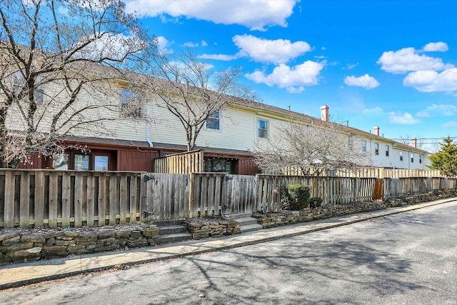 view of front of home with a fenced front yard