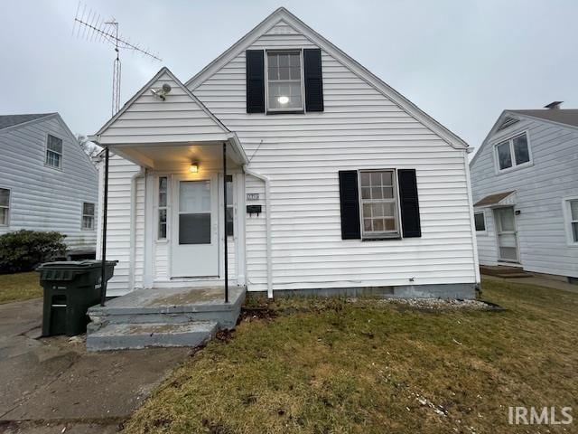 view of front facade with a front yard