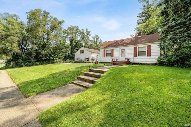 view of front facade with a front yard