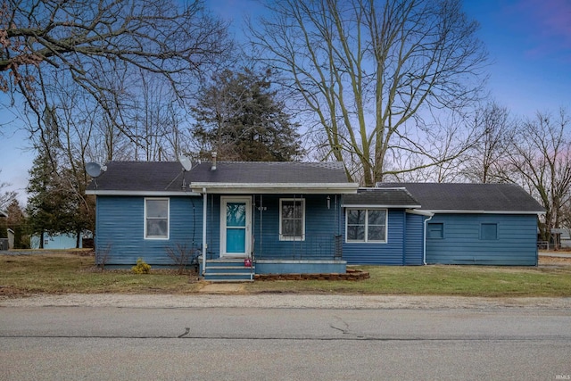 ranch-style house featuring a front yard