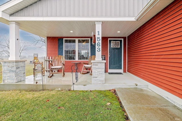 property entrance featuring a porch