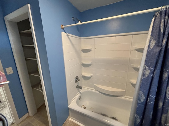 bathroom featuring shower / bath combo with shower curtain and baseboards