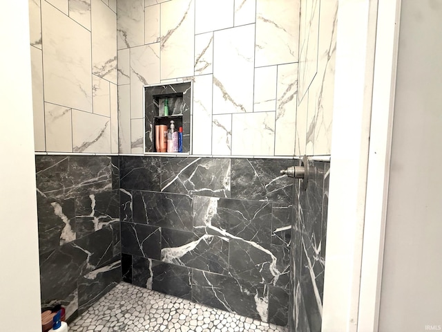 full bathroom featuring a tile shower