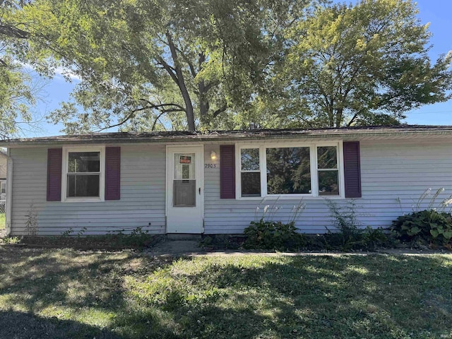 single story home with a front yard