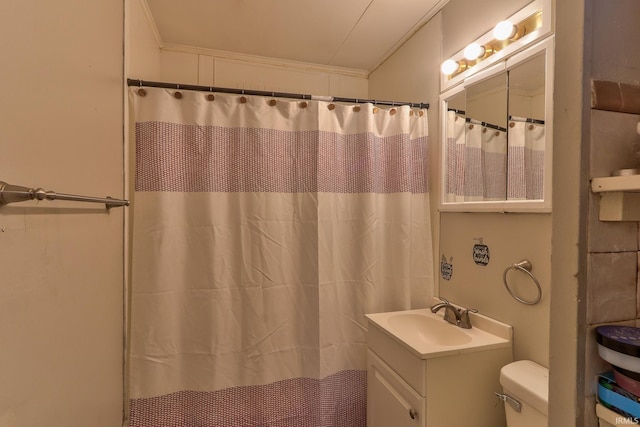 bathroom with a shower with shower curtain, crown molding, vanity, and toilet