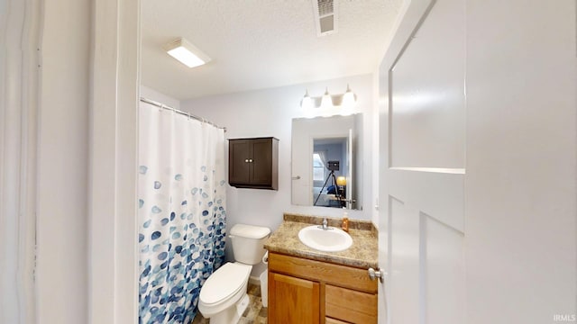 full bath with visible vents, toilet, a shower with curtain, a textured ceiling, and vanity