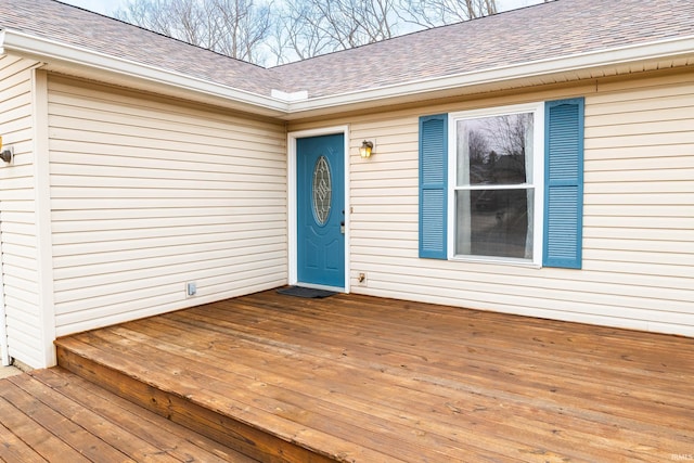 entrance to property with a shingled roof