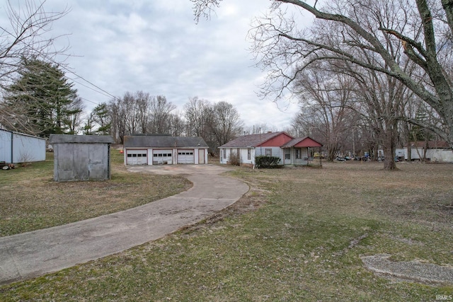 view of yard featuring an outdoor structure and a detached garage