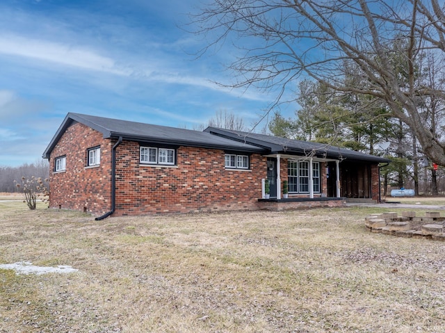 ranch-style home featuring brick siding, crawl space, and a front yard