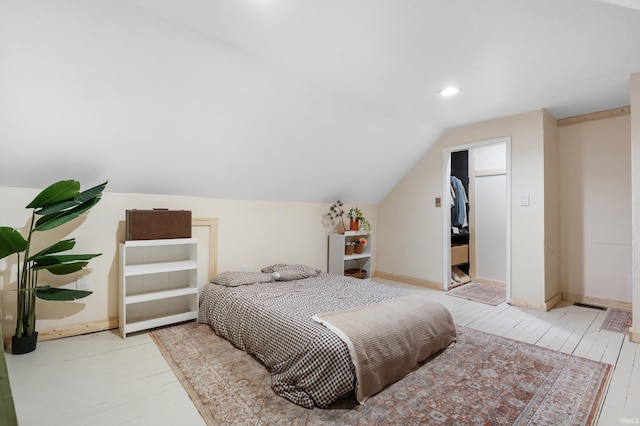 bedroom with lofted ceiling, light wood-style flooring, baseboards, and recessed lighting