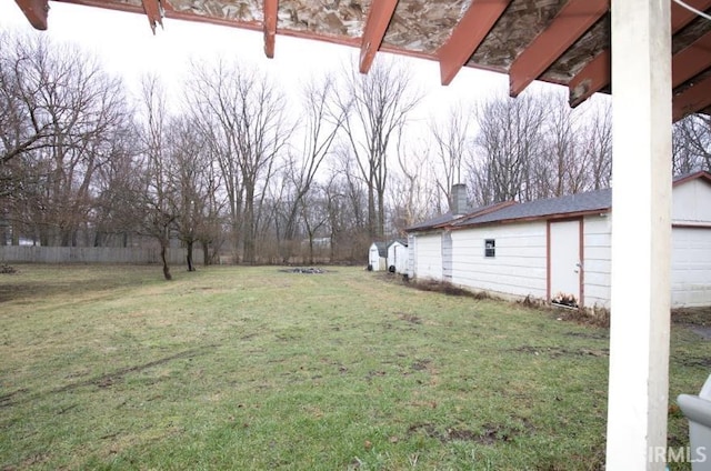 view of yard featuring an outdoor structure