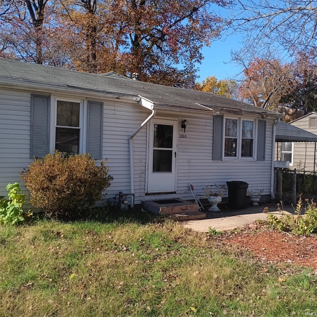 view of front of home featuring entry steps and a front lawn