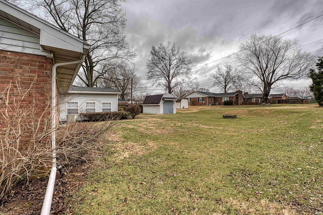 view of yard featuring an outbuilding