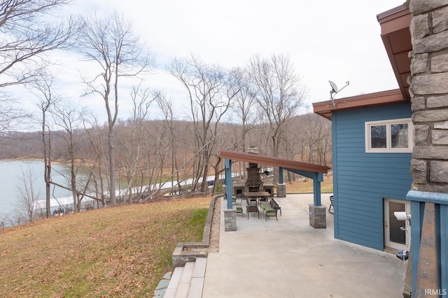 view of yard featuring a patio