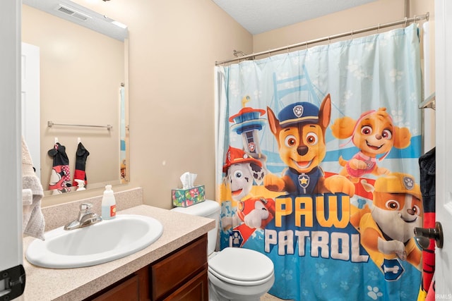 full bathroom with a textured ceiling, toilet, vanity, visible vents, and a shower with curtain