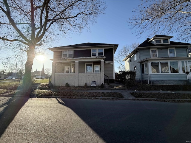 view of american foursquare style home