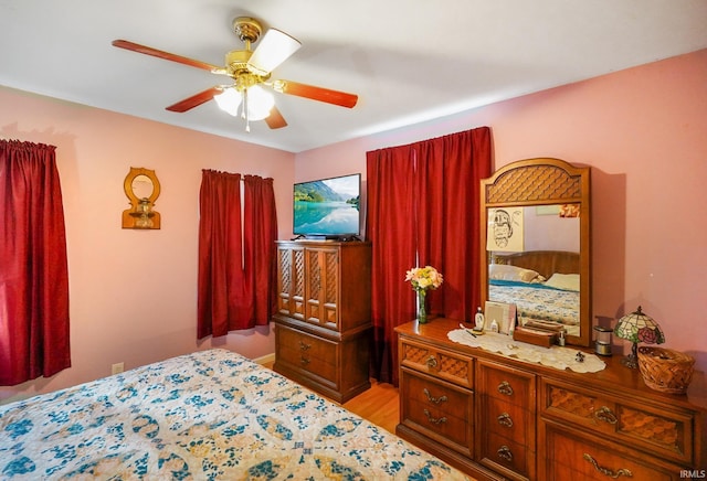 bedroom featuring light wood finished floors and a ceiling fan