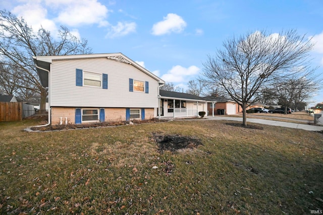 view of front of property featuring a front yard and fence