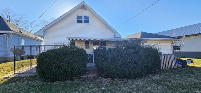 view of front of home featuring fence and a front lawn