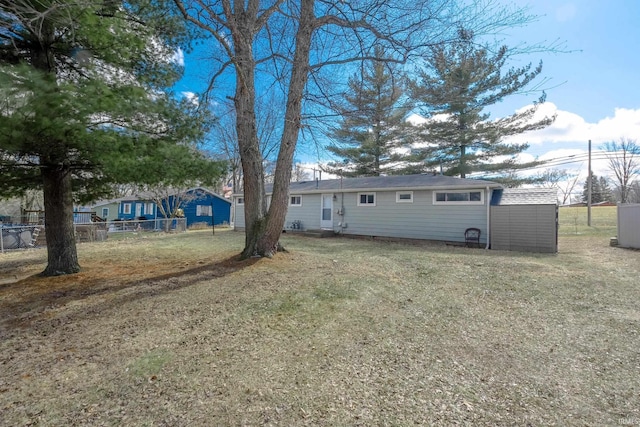 view of front of house featuring a front yard and fence