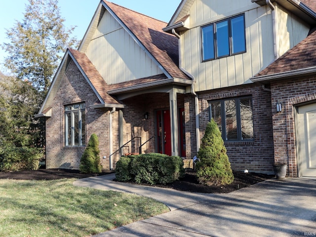 view of front facade featuring a front yard and brick siding