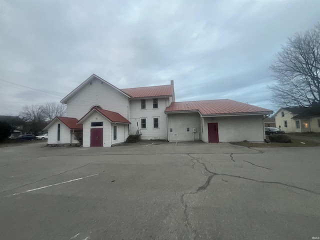 view of front facade featuring metal roof