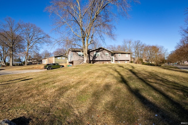 view of front facade with a front lawn