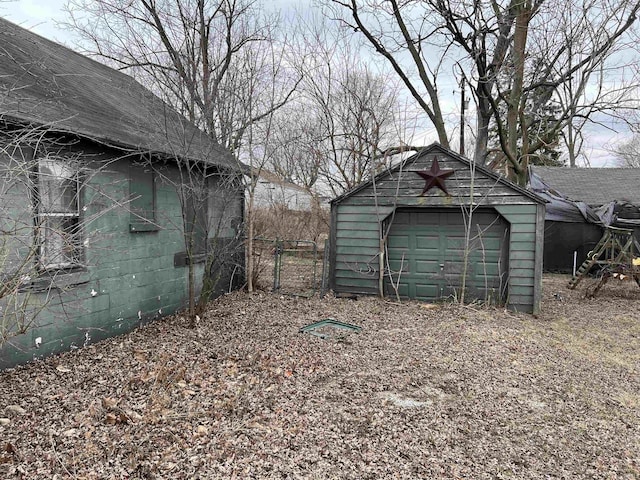 view of yard with an outdoor structure, fence, and a detached garage