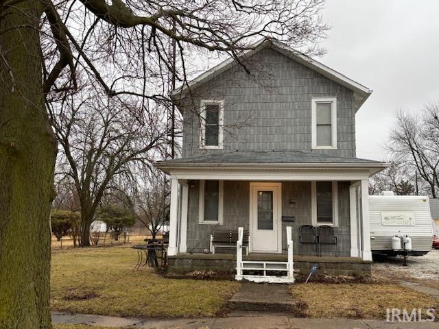 view of front of property featuring a porch and a front lawn