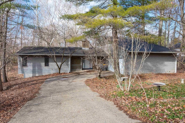 ranch-style home featuring driveway