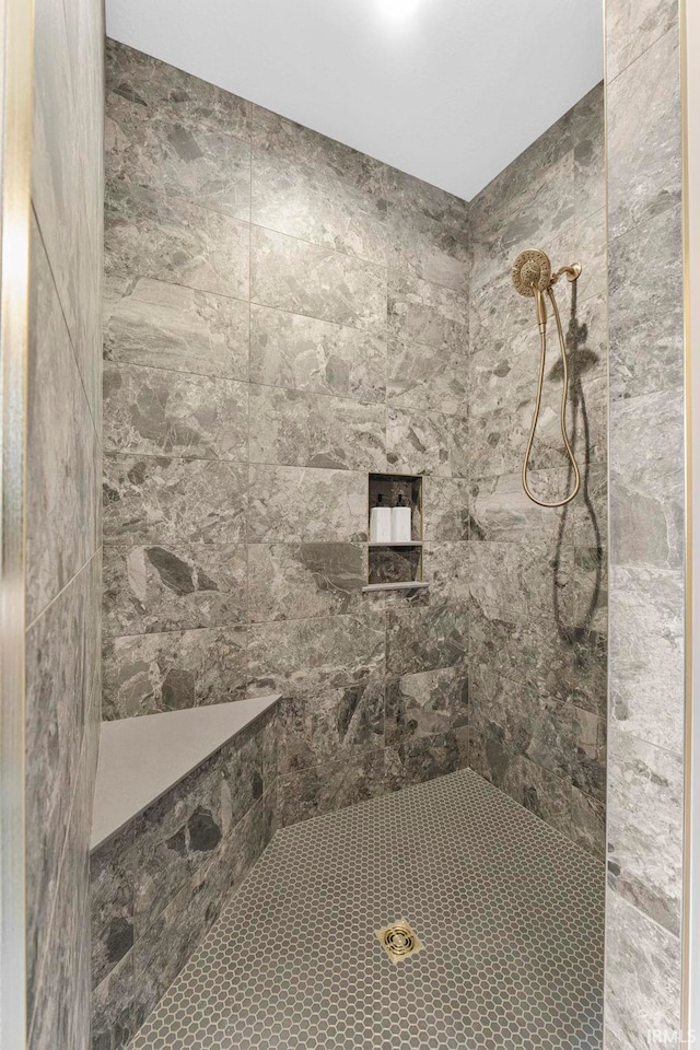 full bathroom featuring a tile shower