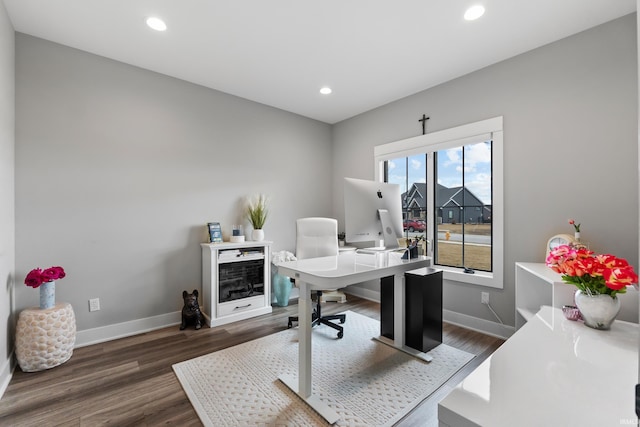 office area with recessed lighting, dark wood-style flooring, and baseboards