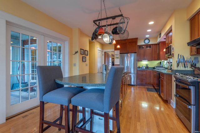 kitchen featuring visible vents, stainless steel appliances, light wood-style floors, a sink, and recessed lighting