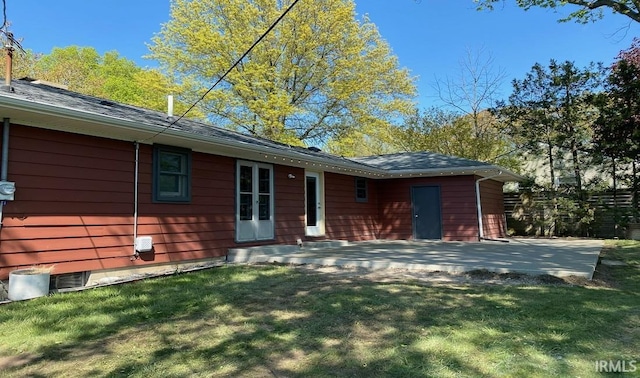 view of front facade featuring a front lawn and fence