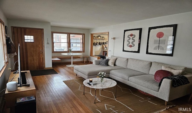 living area with wood-type flooring and baseboards