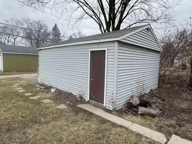 view of outdoor structure featuring an outbuilding