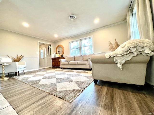 living room featuring recessed lighting, visible vents, ornamental molding, wood finished floors, and baseboards