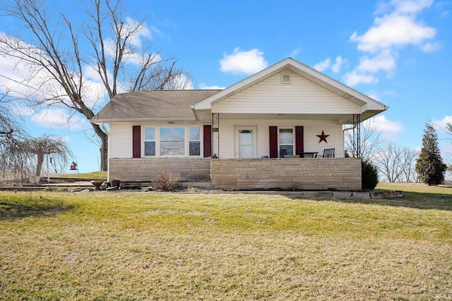 view of front of property featuring a front lawn and a porch