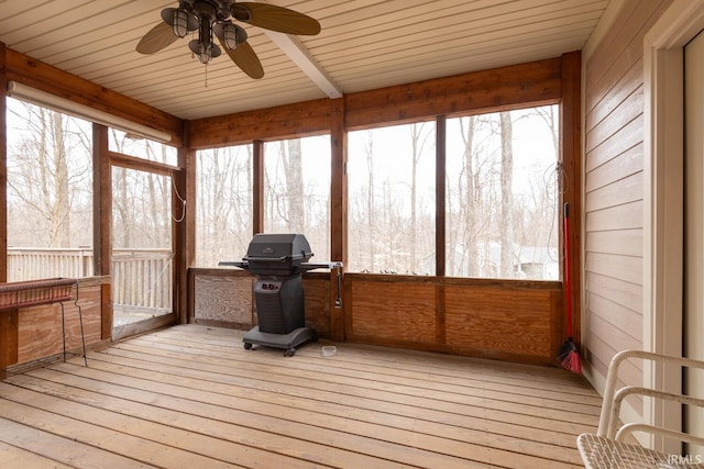 sunroom / solarium featuring a ceiling fan