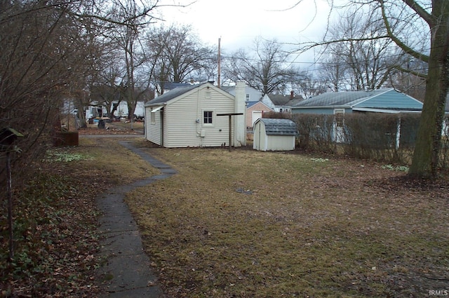 view of yard with an outdoor structure