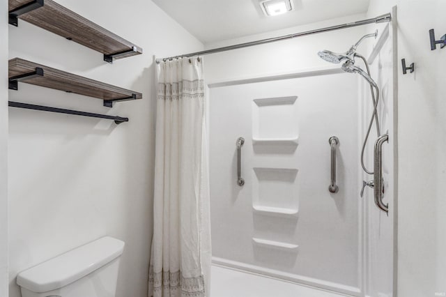 full bath featuring visible vents, toilet, and a shower with curtain