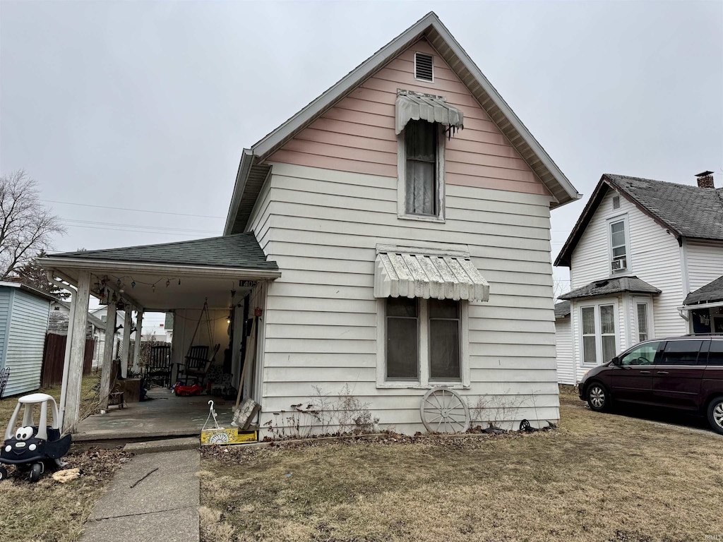 view of front of property featuring a shingled roof