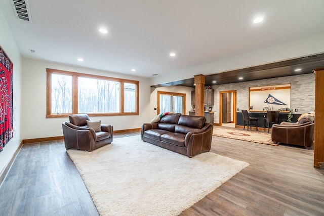 living room with baseboards, visible vents, wood finished floors, and recessed lighting