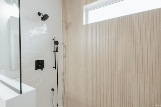 bathroom featuring a tile shower