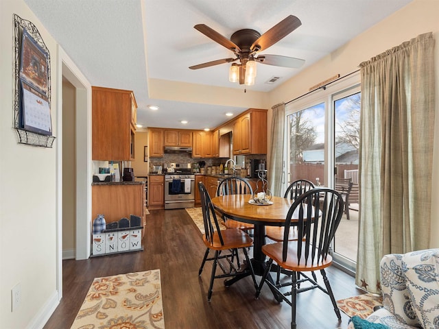 dining space with baseboards, visible vents, dark wood finished floors, a ceiling fan, and recessed lighting