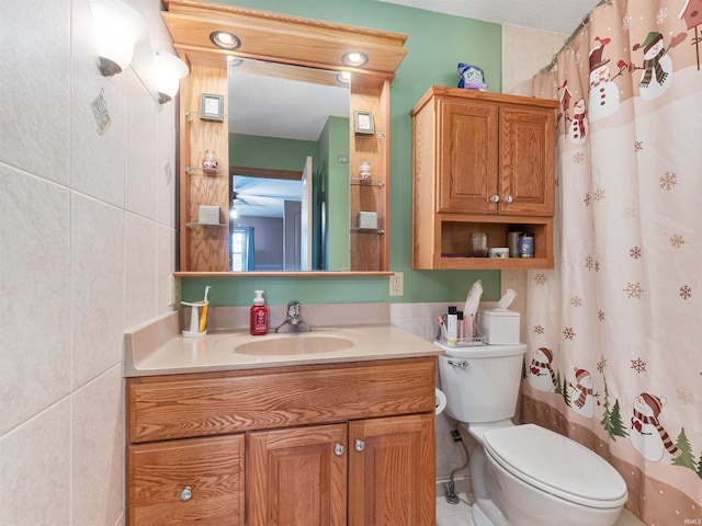 bathroom featuring a shower with curtain, vanity, and toilet